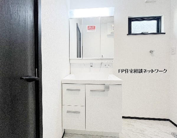 明るく清潔感のある洗面室。収納力の高いミラーキャビネットとワイドな洗面台で、朝の支度もスムーズに。使い勝手と快適さを両立した空間です。