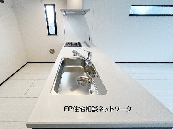 開放感のあるオープンキッチンは、LDK全体が広く感じられるゆとりの設計。手元が明るく作業しやすい、使い勝手の良いキッチンスペースです。