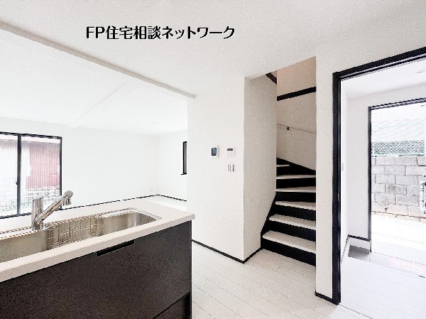 玄関からLDKへ自然にアクセスできるスムーズな動線設計。階段も近く、忙しい毎日の移動が無駄なく快適に過ごせる住まいです。