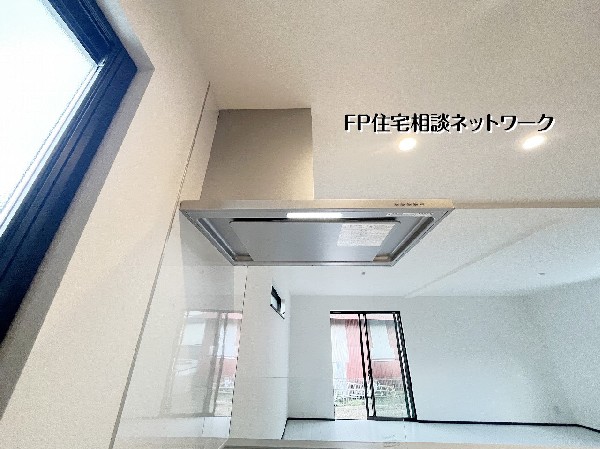 スタイリッシュなレンジフードとガラスパネルが映える、おしゃれなキッチン空間。洗練されたデザインで毎日の家事が心地よく楽しめます。