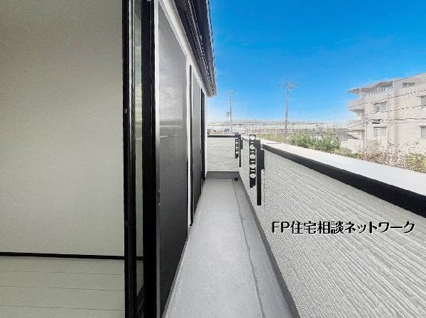 外観:奥行きのあるバルコニーは、心地よい風と光を感じられる開放的な空間。洗濯物もよく乾き、日常の使い勝手と快適さを兼ね備えています。