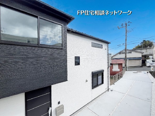 外観:ゆとりある敷地で車3台の駐車が可能。セカンドカーや来客用にも対応でき、暮らしに便利な広い駐車スペースが魅力です。