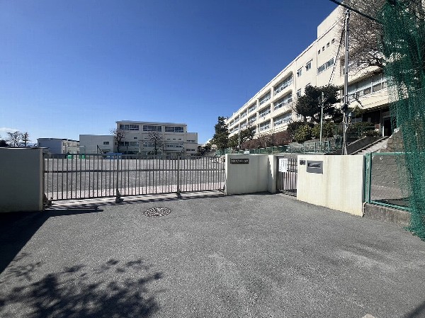 周辺環境:田奈小学校(お子様が一日の中でも長い時間を過ごす小学校。のびのびと過ごし、広い校庭で元気に駆け回ったり、どんどん成長していく姿が目に浮かびます。)