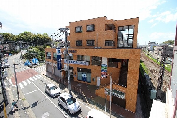 周辺環境:渡辺小児科（生田ビル）(小児科、アレルギー科を標榜する医療機関。無料駐車場12台有。診察時間午前9～12時、午後15～18時30分。定期予防接種を取り扱っている医療機関です。)