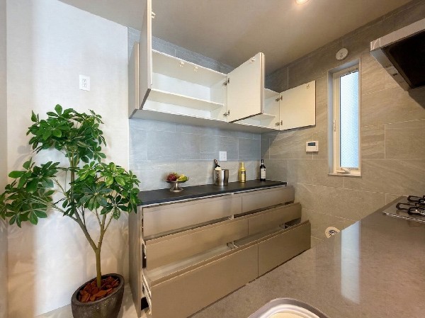 システムキッチンと一体感あるカラーでまとまった、カップボード付です。新生活に伴い、家具選びの時間と費用の面でもうれしい設備仕様です。