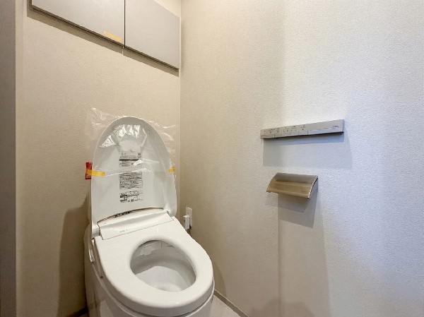 洗浄のための水を貯めておくタンクがない水道直結方式のトイレ。一般的なタンク式のトイレと比べると、圧迫感のない、すっきりとしたデザインとなります。また、タンクがない分、床の拭き掃除もしやすいです。