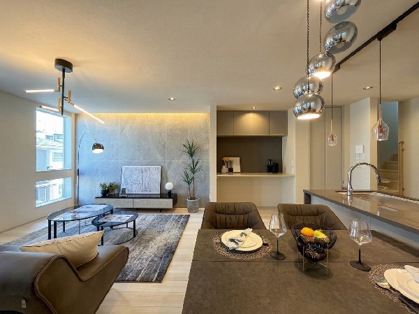 オープンでのびやかな空間を生み出す、こだわりの広がりとゆとり。家族と過ごす時間を大切にしたい方にぴったりの明るくゆとりある住空間です。南側の窓からの日差しがリビングの隅々までしっかりと届きます！