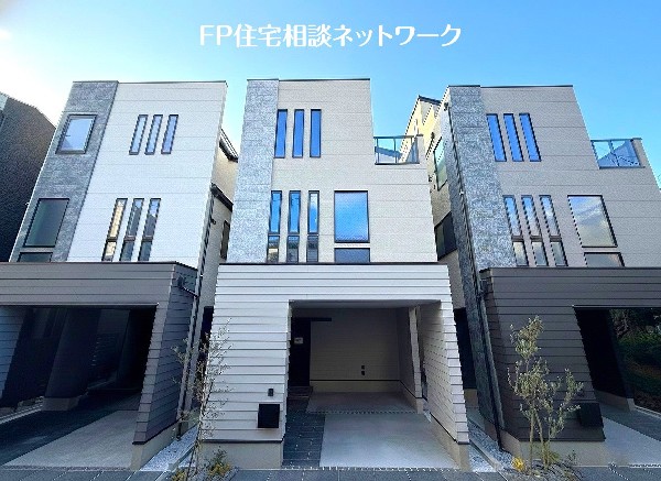 外観:四季を通じて自然と触れ合えるスポットが周辺には盛りだくさん！お散歩やジョギング、週末のご家族での遊びに最適です。目の前に広がる開放感とゆとり、暮らしの夢を育む理想の住まいがここにはあります。