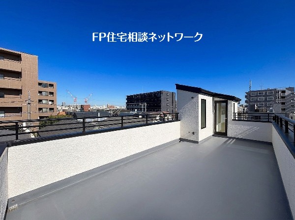 外観:お洗濯物を干すだけのスペースではもったいない多用途にご利用いただける大型ルーフバルコニーです。天気の良い日にはテーブルとイスを並べて外でお食事なども楽しめ、ご家族憩いの場としてもご利用いただけます。