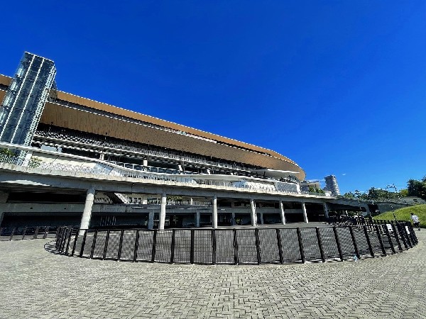 周辺環境:Uvanceとどろきスタジアム by Fujitsu(Jリーグの川崎フロンターレのホームスタジアムです。武蔵中原駅や武蔵小杉駅などからバスや徒歩でアクセスできます。)