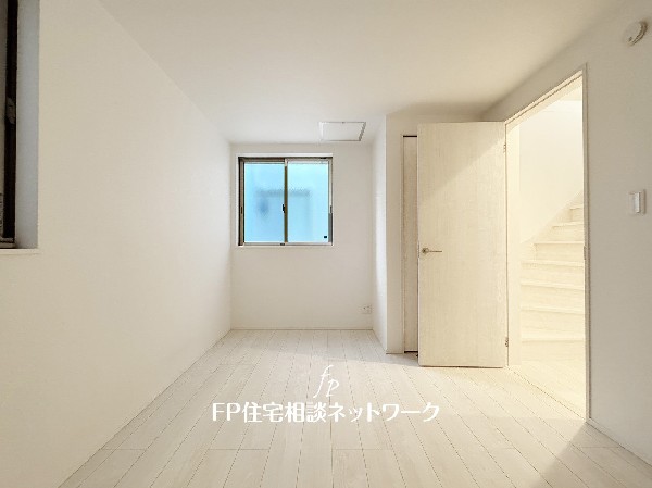 2面採光でお部屋の隅々まで明るい印象の居室。おひさまの光を、爽やかな風をたっぷりと取り込めます。居室内はいつも明るいので、毎日の生活も自然と明るくなりますね。