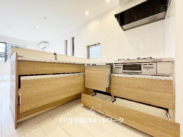 スライド収納付きのシステムキッチン。料理器具なども収納できて出し入れもスムーズ。