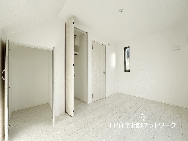 全居室には大型の収納クローゼットを完備。普段使いのお洋服や小物はもちろん、季節物のお洋服などもしっかりと整理整頓出来る。居室空間を隅々まで使えるのが嬉しい。 