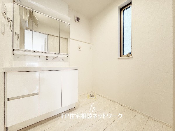 鏡の裏に収納棚を確保した三面鏡を採用。化粧品や歯ブラシなどを機能的に収納。