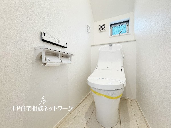 ウォシュレット、暖房便座機能付のトイレです。従来型に比べ節水効果があり、お手入れもしやすいので、家計も家事の負担も軽減してくれます。 
