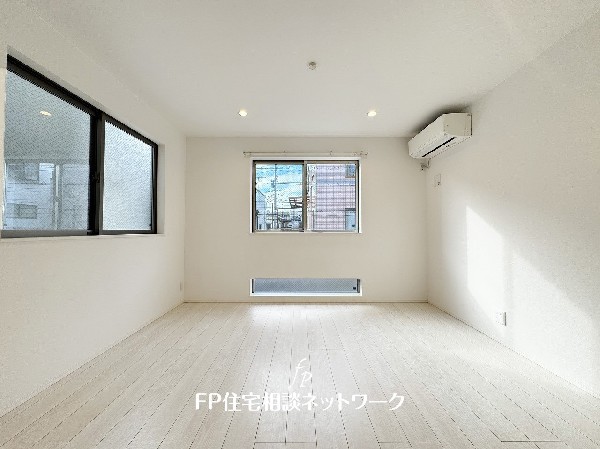 家族だんらんのスペースとなるリビング。家具の配置がしやすい広さを確保しつつ、窓が多い設計は色々な角度から光が取り込めるこだわりの間取りです。