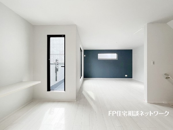 想像以上の質感が訪れる者の心を離さない。フローリング素材、窓の配置、壁面タイル、カラーバランス、どれをとってもワンランク上の仕上がり。