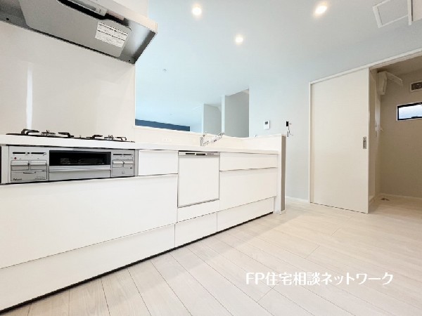 新しいキッチンは食事の支度も楽しく出来る。お手伝いをしてくれるお子様と並びながら準備や片付けが出来るキッチンは、ご家族のコミュニケーションを育む場として活躍します。