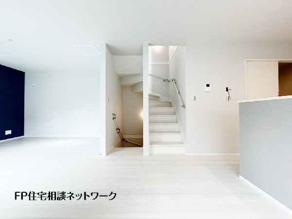 家族だんらんのスペースとなるリビング。家具の配置がしやすい広さを確保しつつ、窓が多い設計は色々な角度から光が取り込めるこだわりの間取りです。