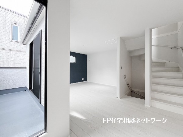 南面バルコニーは太陽の温もりをめいいっぱい受け止めてくれます。太陽の光と爽やかな風を受けたお洗濯物はあっという間に乾き、取りこむ時には太陽の匂いを感じられそう。