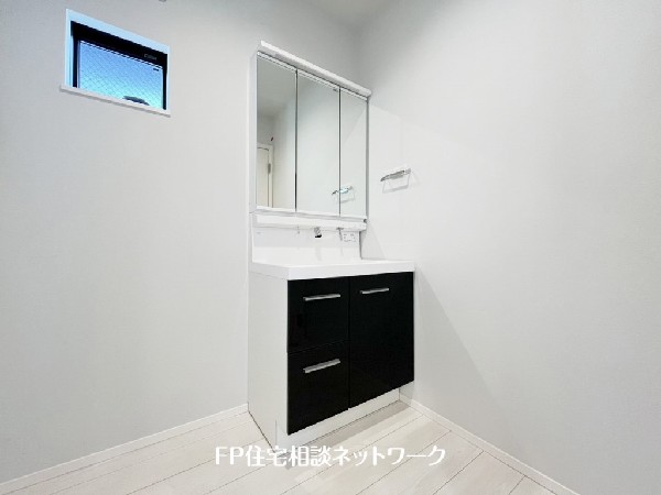 鏡の裏に収納棚を確保した三面鏡を採用。化粧品や歯ブラシなどを機能的に収納。