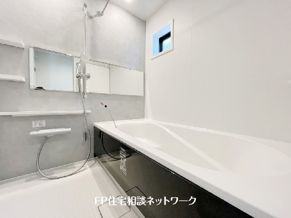 ゆったり入れる一坪バス。足を伸ばして入れるサイズは一日の疲れを癒すのに嬉しい広さ。お子様と一緒の入浴でも充分な広さです。