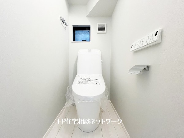 ウォシュレット、暖房便座機能付のトイレです。従来型に比べ節水効果があり、お手入れもしやすいので、家計も家事の負担も軽減してくれます。