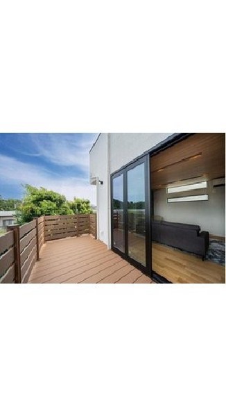 外観:【建物プラン例　建物価格1980万円、建物面積100m2】開放感あふれるバルコニー。リビングとつながる心地よい空間で、青空の下のリラックスタイムを満喫できます。