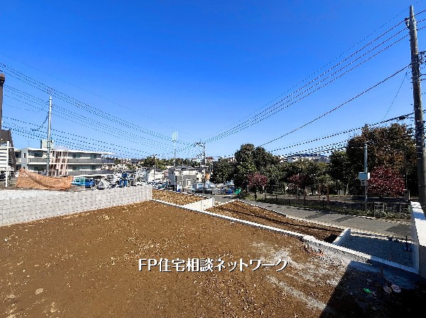 外観:公園を望む開放感あるロケーション。静かな住宅街で、ゆとりある2階建て邸宅が叶う整形地。子育て環境も魅力の住まいづくりに最適な立地です。