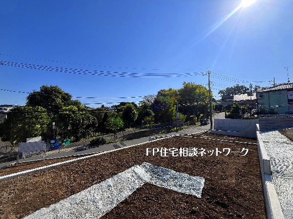 外観:公園を望むゆとりある住環境。閑静な住宅街でありながら駅徒歩8分の利便性も備えた好立地。2階建てプランで理想の住まいを実現できます。