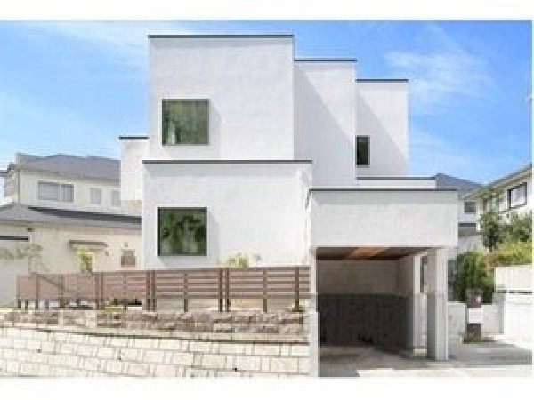 外観:【建物プラン例　建物価格1980万円（税込み、建物面積100m2】Fredge（フレッジ）アクセントの石の印影が映し出す、豊かな個性。拘りぬいたデザインがファサードに重厚感漂う風格をもたらします。