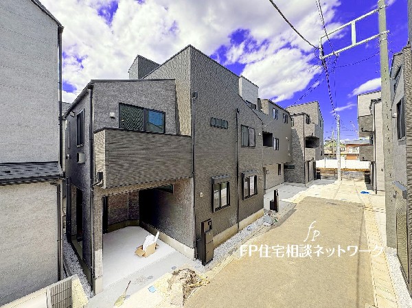 外観:【類似外観同仕様】施工例のため分譲中の建物とは外壁、屋根開口部等の形状・仕様が異なります