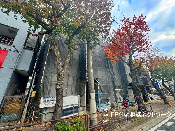 外観:前面道路には歩道も完備されており、小さなお子様が車道に飛び出してしまう心配もないので安心です。