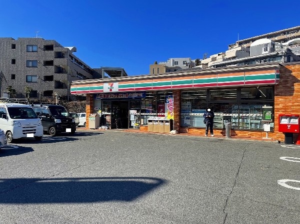 周辺環境:セブンイレブン　川崎犬蔵2丁目店(セブンミールは大好評です。今や公共料金の支払いや宅配など、色々な用途があるコンビニは必須ですね。)