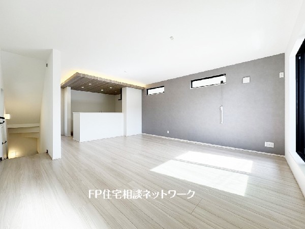 想像以上の質感が訪れる者の心を離さない。フローリング素材、窓の配置、壁面タイル、カラーバランス、どれをとってもワンランク上の仕上がり。