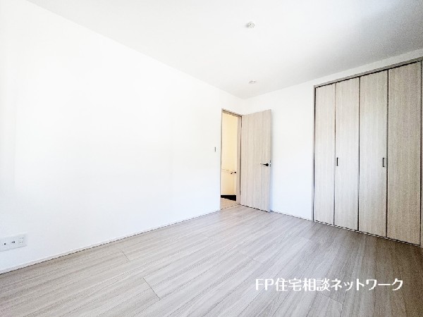 収納力が豊富な大型クローゼット。普段着やスーツはもちろんのこと、コート類などもしっかり掛けられます。奥行きもあり、部屋がスッキリしますね。