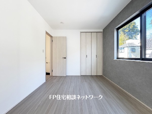 2面採光でお部屋の隅々まで明るい印象の居室。おひさまの光を、爽やかな風をたっぷりと取り込めます。居室内はいつも明るいので、毎日の生活も自然と明るくなりますね。