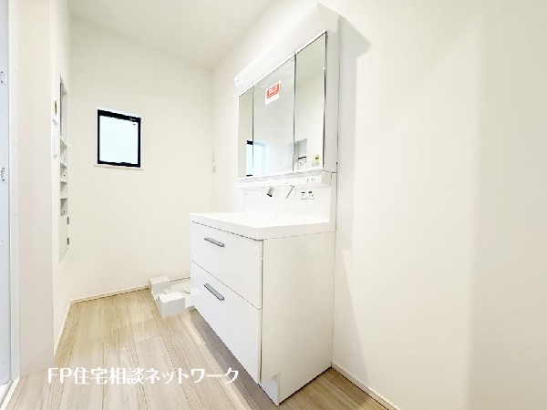 鏡の裏に収納棚を確保した三面鏡を採用。化粧品や歯ブラシなどを機能的に収納。また、三面鏡の本当の利点は三枚の鏡を合わせることで、頭の側面や背面が見れること。