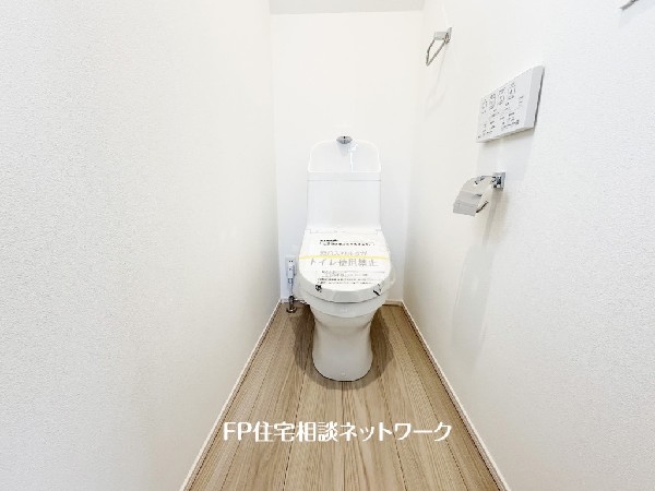ウォシュレット、暖房便座機能付のトイレです。従来型に比べ節水効果があり、お手入れもしやすいので、家計も家事の負担も軽減してくれます。