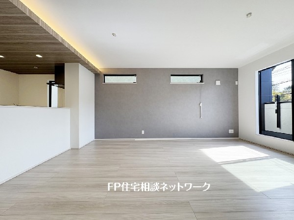 家族だんらんのスペースとなるリビング。家具の配置がしやすい広さを確保しつつ、窓が多い設計は色々な角度から光が取り込めるこだわりの間取りです。