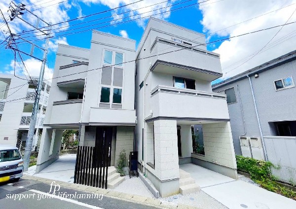 外観:【類似外観同仕様】施工例のため分譲中の建物とは外壁、屋根開口部等の形状・仕様が異なります。