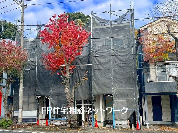 外観:南側は広々とした道路で建物がないので、太陽の日差しが降りそそぎ19帖のＬＤＫは家族の憩いの空間に最適です。で太陽の日差しが降りそそぐ明るい住宅です。