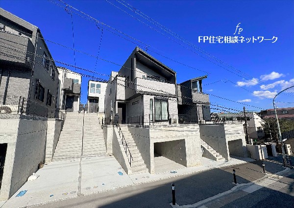 外観:【類似外観同仕様】施工例のため分譲中の建物とは外壁、屋根開口部等の形状・仕様が異なります。