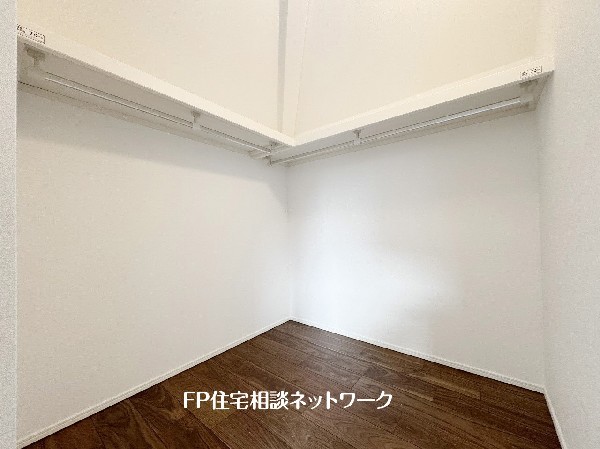 ウォークインクローゼットのある住まいで収納上手な生活を実現。衣類だけでなく、箱物や思い出の品もたっぷり収納できます。