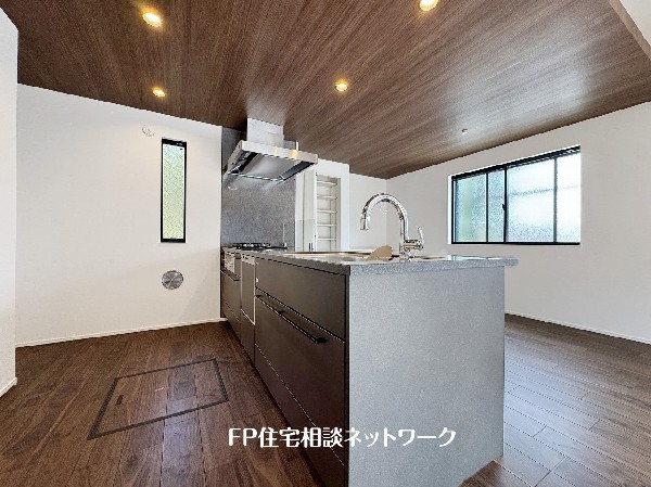 リビングを見渡せるカウンターキッチンなら子供を見守りながら食事の支度が出来る。見通し良ければいいこと尽くし。