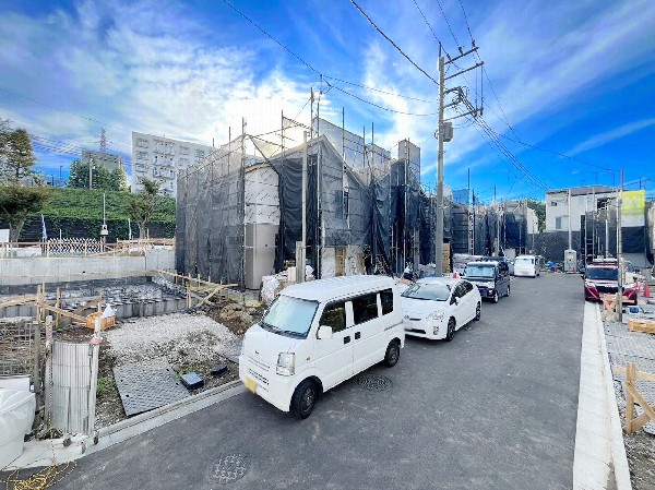 外観:前面道路の幅員は5ｍあり、敷地と道路に高低差が無いので車の運転が苦手な方でも安心です。