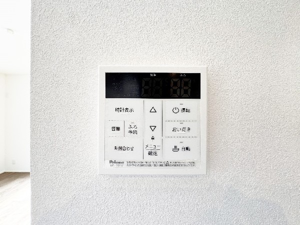 同仕様設備：ワンタッチでお湯張りや保温が可能なフルオートバス。保温機能でいつでも快適に入浴が可能です。