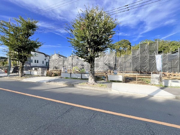 外観:区画整理された閑静な住宅街に位置し、全棟ゆとりの敷地でカースペースも2台駐車可能です。