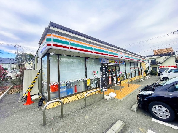 周辺環境:セブンイレブン稲城平尾1丁目店(セブンミールは大好評です。今や公共料金の支払いや宅配など、色々な用途があるコンビニは必須ですね。)