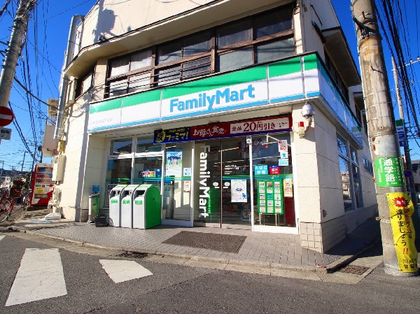 周辺環境:ファミリーマート川崎宮内三丁目店(人気のファミチキをはじめスナックメニューも大人気です)